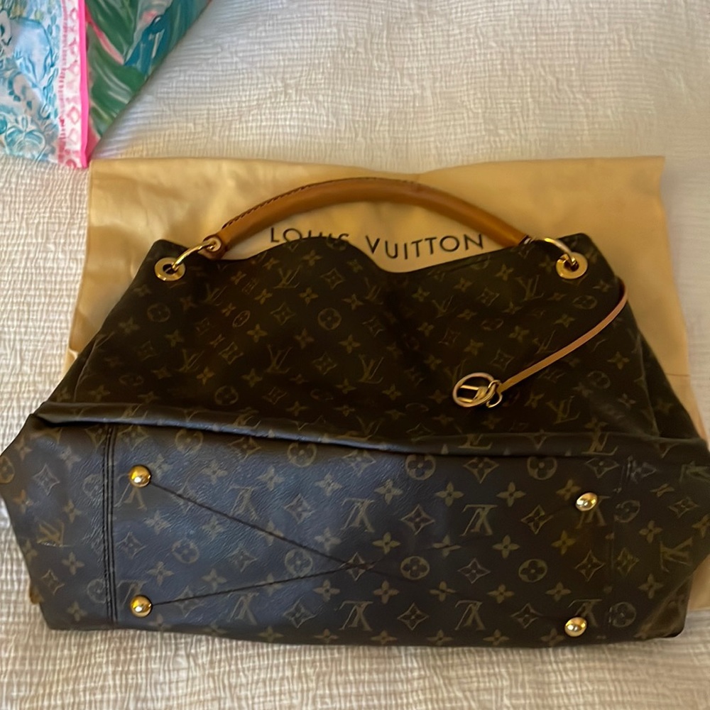 AUTHENTIC Louis Vuitton Artsy bag